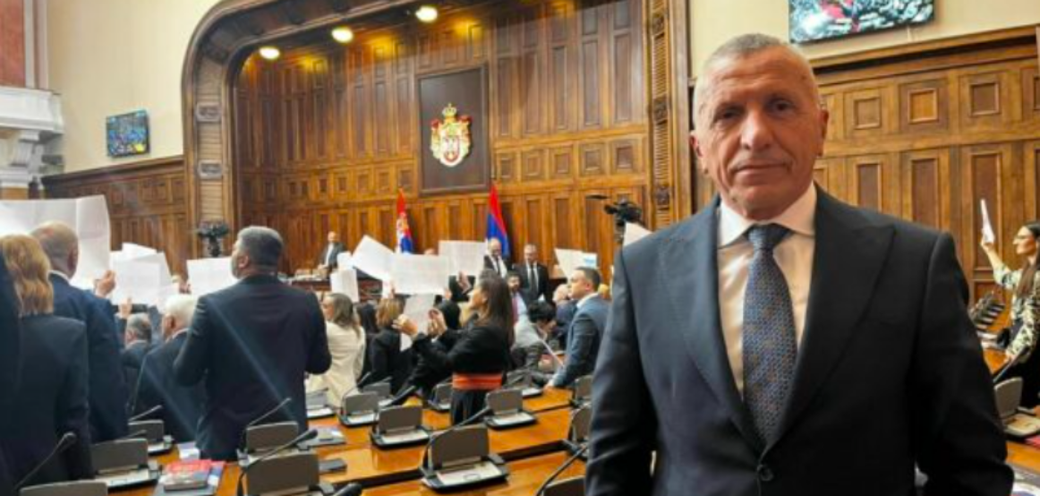 Kamberi: Vuçiqi po e zhvendos debatin nga të drejtat e shqiptarëve te akuzat për kërcënim ndaj Serbisë