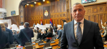 Kamberi: Vuçiqi po e zhvendos debatin nga të drejtat e shqiptarëve te akuzat për kërcënim ndaj Serbisë