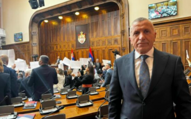 Kamberi: Vuçiqi po e zhvendos debatin nga të drejtat e shqiptarëve te akuzat për kërcënim ndaj Serbisë
