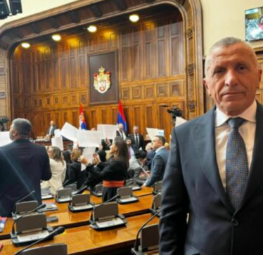 Kamberi: Vuçiqi po e zhvendos debatin nga të drejtat e shqiptarëve te akuzat për kërcënim ndaj Serbisë