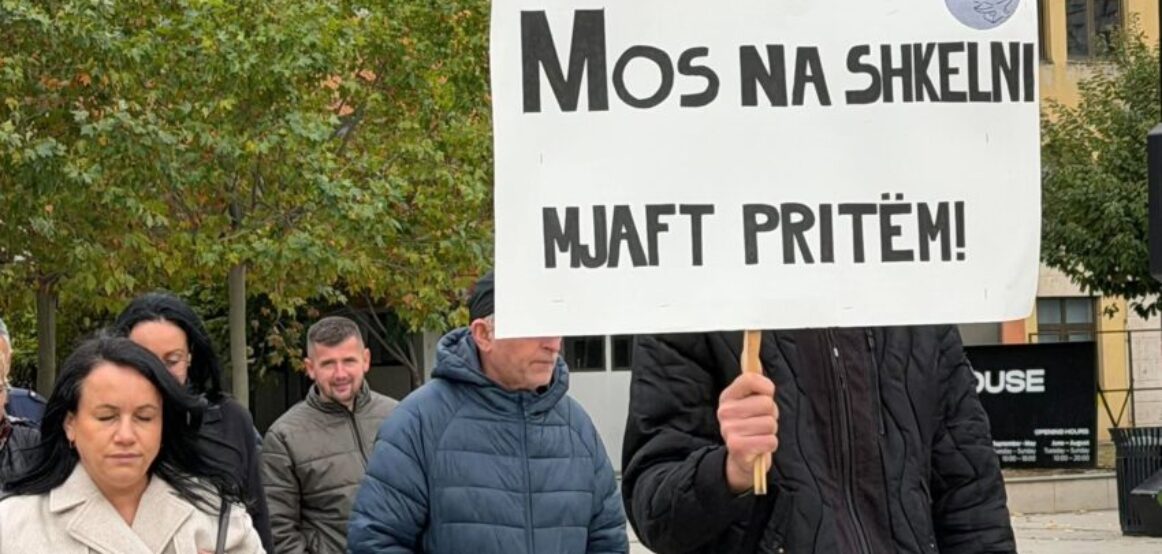 “Mos na shkelni”, punëtorët teknikë të sektorit privat protestojnë për paga