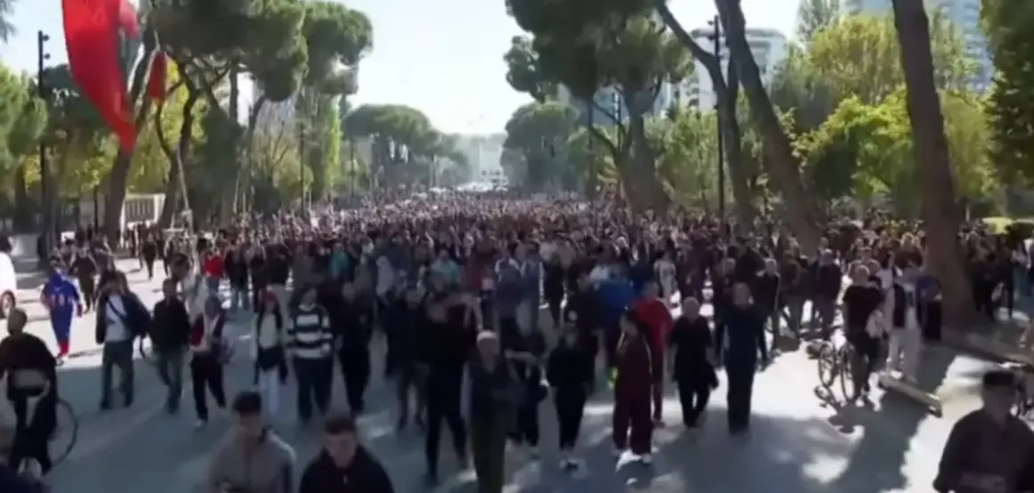 Protestuesit largohen nga Kryeministria, nisin marshin drejt Ministrisë së Arsimit