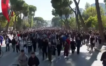 Protestuesit largohen nga Kryeministria, nisin marshin drejt Ministrisë së Arsimit