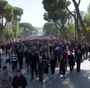 Protestuesit largohen nga Kryeministria, nisin marshin drejt Ministrisë së Arsimit