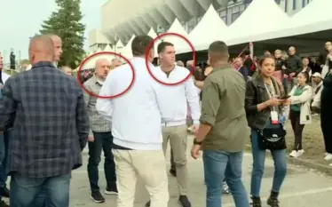 Millan Radoiçiq pranë djalit të Vuçiqit në tubimin parazgjedhor të SNS-së në Kragujevc