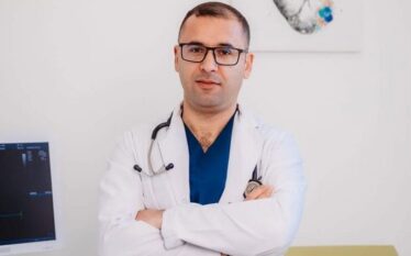 Raportohet se është arrestuar drejtori i Spitalit të Mitrovicës nën dyshimet për dhunë ndaj bashkëshortes