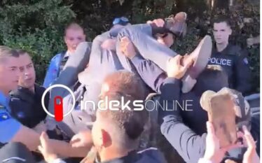 Protestuesit ndalin deputetin Fahrush Rexhepi të VV-së, e kthejnë sërish para duarsh brenda Kuvendit