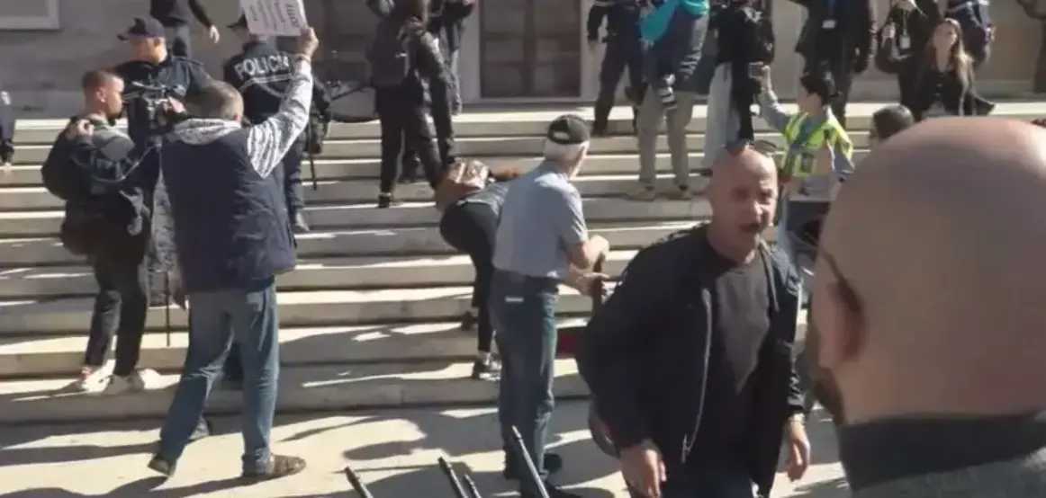 Studentët përmbysin “karriget e dialogut” të Ramës