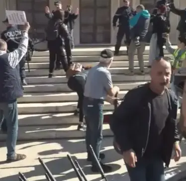Studentët përmbysin “karriget e dialogut” të Ramës