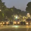 Tensionohet protesta pranë Ministrisë së Brendshme, protestuesit ndahen në dy grupe, policia tenton t’i shpërndajë me autobotë