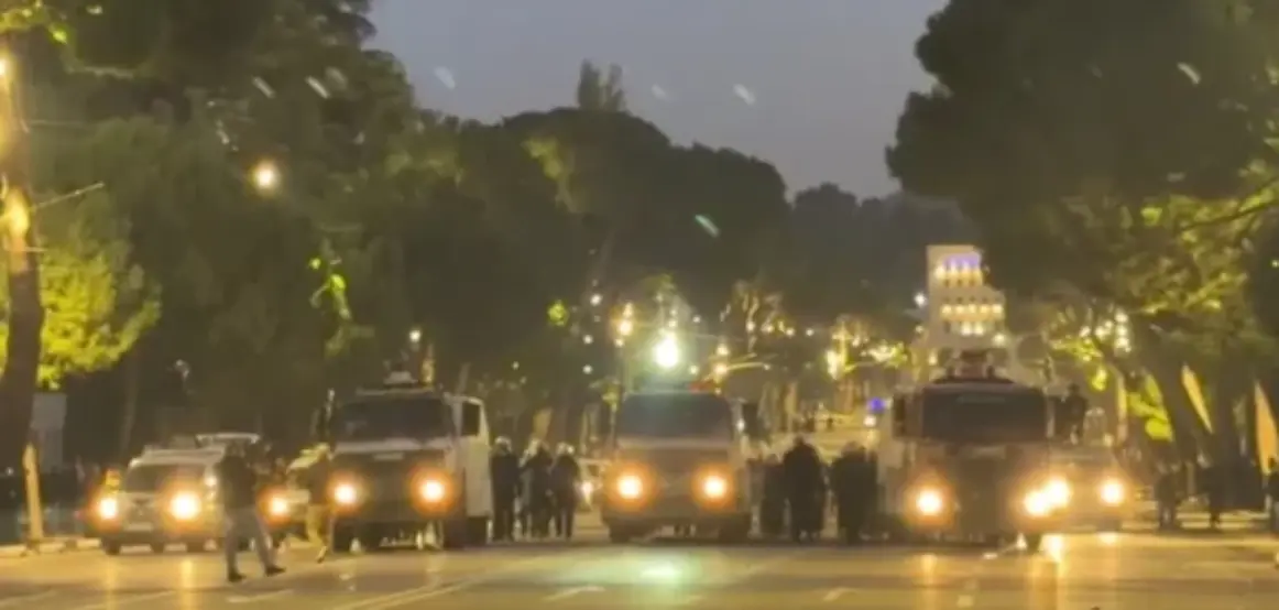 Tensionohet protesta pranë Ministrisë së Brendshme, protestuesit ndahen në dy grupe, policia tenton t’i shpërndajë me autobotë