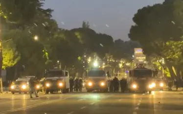 Tensionohet protesta pranë Ministrisë së Brendshme, protestuesit ndahen në dy grupe, policia tenton t’i shpërndajë me autobotë