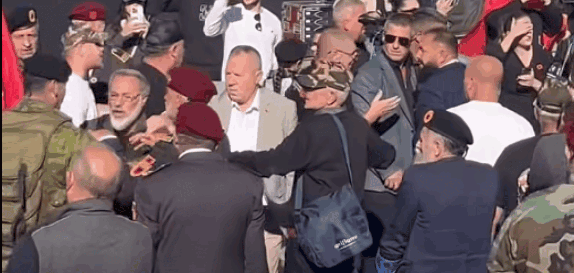 Tensione në protestën në Prishtinë, Gucati ndërhyn për të qetësuar situatën