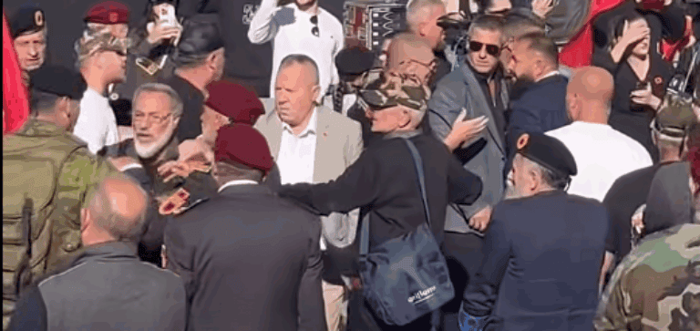 Tensione në protestën në Prishtinë, Gucati ndërhyn për të qetësuar situatën