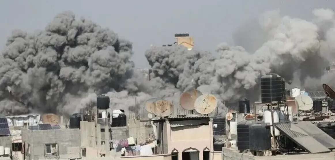 Kantautori gjermano-hebre, Biermann akuzon Izraelin për kryerje të krimeve të luftës në Gaza