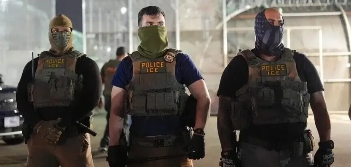 Agjencia amerikane e emigracionit ndalon në aeroport kineastin nga Kashmiri