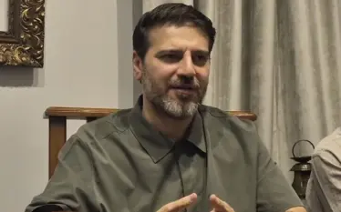 Sami Yusuf: Muzika duhet të zgjojë shpirtin, jo të shërbejë si propagandë