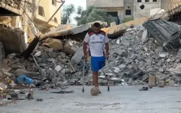 Humbi këmbën në një sulm izraelit, 13-vjeçari palestinez nuk dëshiron të heqë dorë nga futbolli