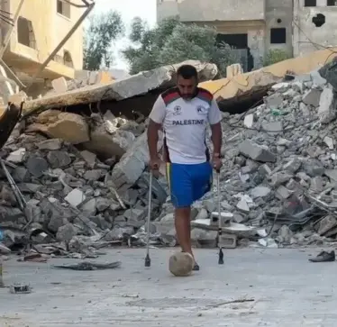 Humbi këmbën në një sulm izraelit, 13-vjeçari palestinez nuk dëshiron të heqë dorë nga futbolli