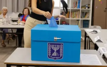 Izraeli raporton pjesëmarrjen më të lartë në zgjedhje në 45 vjet, mes pjesëmarrjes së madhe të arabëve dhe opozitës
