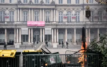 Protestat e nxënësve vazhdojnë në të gjithë Francën, mbyllen deri në 500 shkolla të mesme