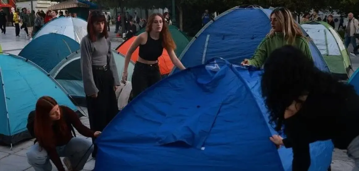 Greqi, studentët vendosin tenda pranë parlamentit për të protestuar kundër krizës së banimit