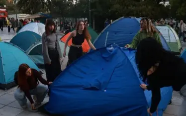 Greqi, studentët vendosin tenda pranë parlamentit për të protestuar kundër krizës së banimit