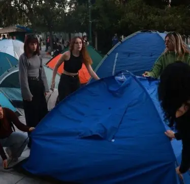 Greqi, studentët vendosin tenda pranë parlamentit për të protestuar kundër krizës së banimit