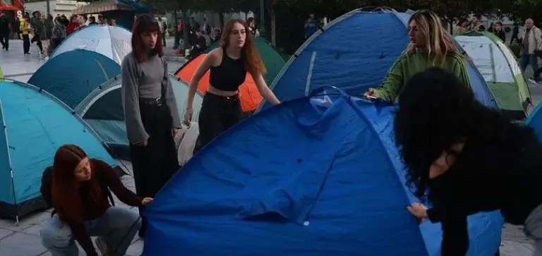 Greqi, studentët vendosin tenda pranë parlamentit për të protestuar kundër krizës së banimit