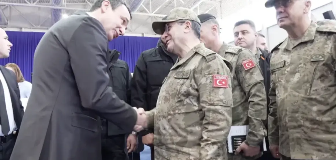 Shefi i Shtabit të Përgjithshëm të Turqisë takohet me liderët e Kosovës dhe zyrtarë ushtarakë të rajonit
