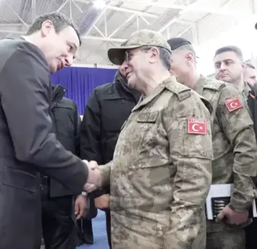Shefi i Shtabit të Përgjithshëm të Turqisë takohet me liderët e Kosovës dhe zyrtarë ushtarakë të rajonit