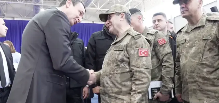 Shefi i Shtabit të Përgjithshëm të Turqisë takohet me liderët e Kosovës dhe zyrtarë ushtarakë të rajonit