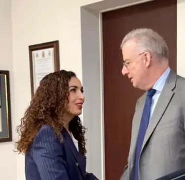 Osmani në takim me ambasadorin e BE-së: Populli i Kosovës mbetet i palëkundur në orientimin evropian