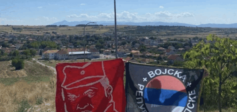 Flamuj me Ratko Mlladiqin mbi protestën në Prishtinë? Dyshohet për plan nga Graçanica